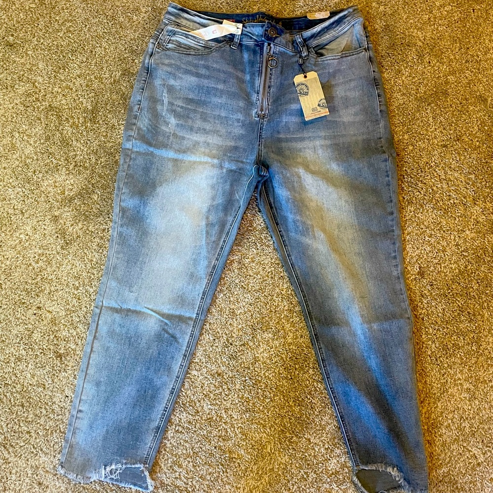 Cute stone washed jeans, edgy ankle opening. Vintage zipper.Nice for occasion!